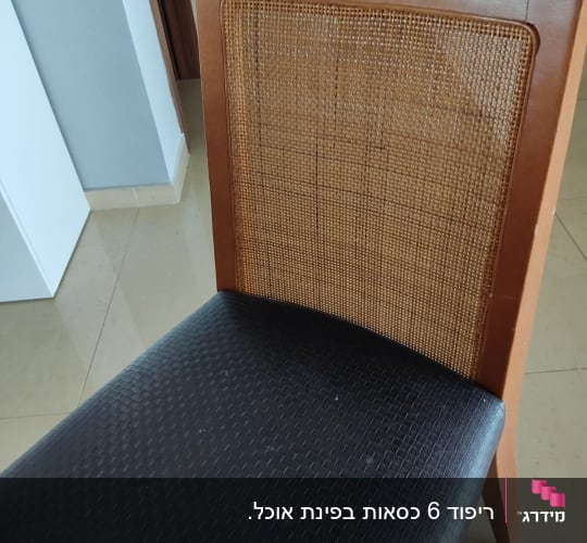 כיסא עץ עם מושב מרופד שחור ומשענת קלועה